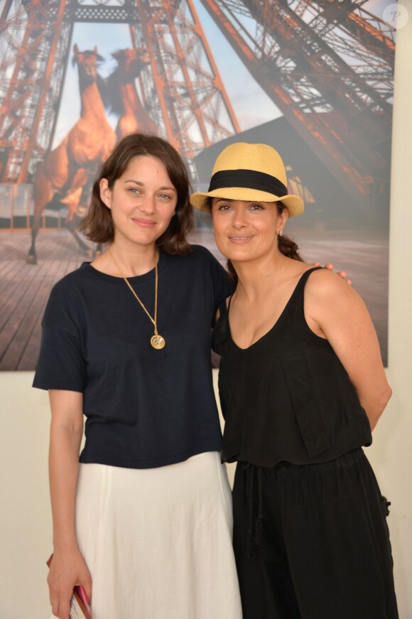 Exclusif - Marion Cotillard et Salma Hayek lors du Longines Paris Eiffel Jumping au Champ-de-Mars à Paris, le 4 juillet 2015.