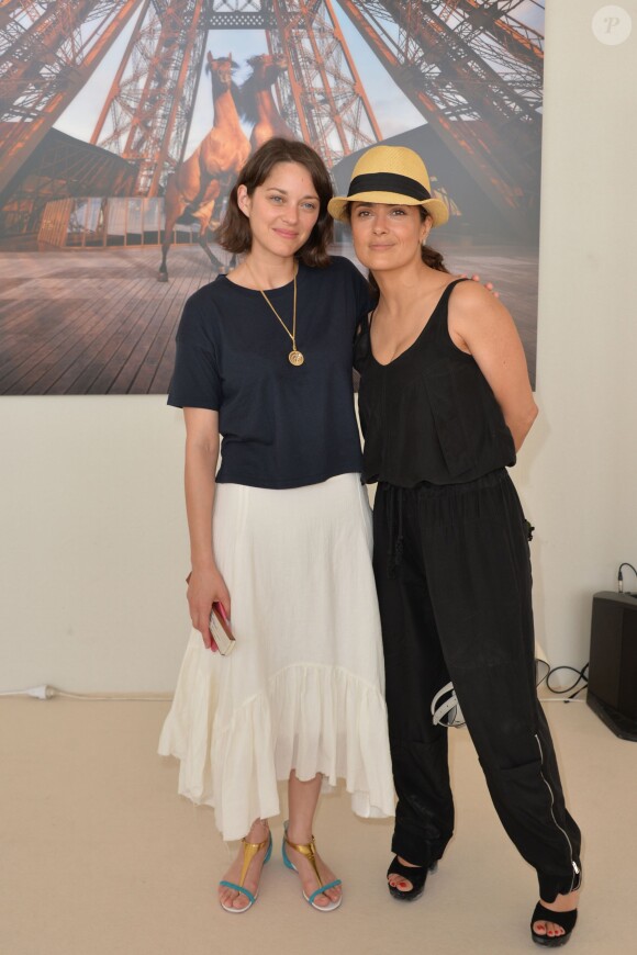 Exclusif - Marion Cotillard et Salma Hayek lors du Longines Paris Eiffel Jumping au Champ-de-Mars à Paris, le 4 juillet 2015.