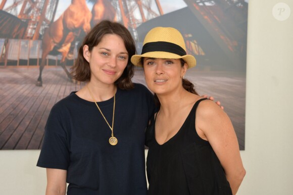 Exclusif - Marion Cotillard et Salma Hayek lors du Longines Paris Eiffel Jumping au Champ-de-Mars à Paris, le 4 juillet 2015.