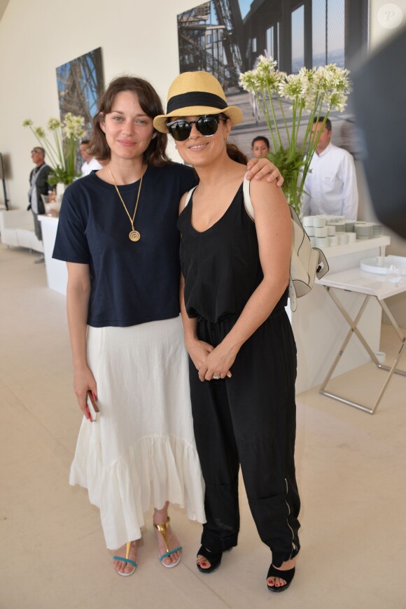 Exclusif - Marion Cotillard et Salma Hayek lors du Longines Paris Eiffel Jumping au Champ-de-Mars à Paris, le 4 juillet 2015.