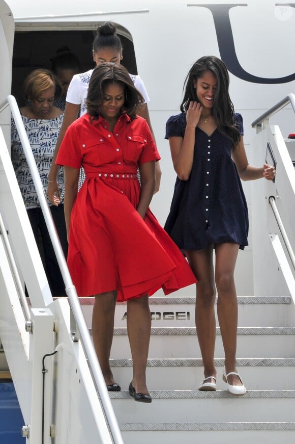 La première dame des Etats-Unis Michelle Obama, ses filles Malia et Sasha (Natasha) et sa mère Marian Robinson à leur accueil par Luigi Brugnaro et Luca Zaia lors de leur arrivée en avion à l'aéroport de Venise, le 19 juin 2015.