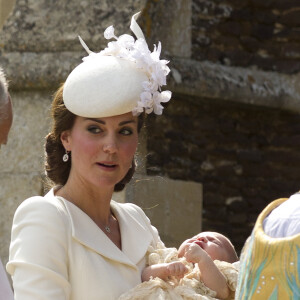 Catherine, duchesse de Cambridge et sa fille la princesse Charlotte de Cambridge lors du baptême de la princesse en l'église Saint Mary Magdalene de Sandringham, le 5 juillet 2015