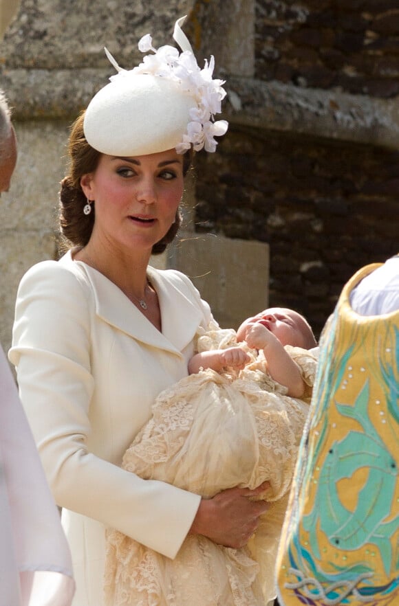 Catherine, duchesse de Cambridge et sa fille la princesse Charlotte de Cambridge lors du baptême de la princesse en l'église Saint Mary Magdalene de Sandringham, le 5 juillet 2015