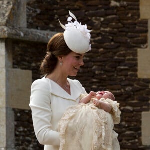 Catherine, duchesse de Cambridge et sa fille la princesse Charlotte de Cambridge lors du baptême de la princesse en l'église Saint Mary Magdalene de Sandringham, le 5 juillet 2015