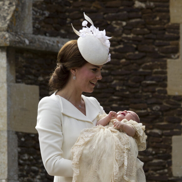 Catherine, duchesse de Cambridge et sa fille la princesse Charlotte de Cambridge lors du baptême de la princesse en l'église Saint Mary Magdalene de Sandringham, le 5 juillet 2015