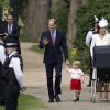 Le prince William, Catherine, duchesse de Cambridge, leur fils le prince George de Cambridge et leur fille la princesse Charlotte de Cambridge lors du baptême de la princesse en l'église Saint Mary Magdalene de Sandringham, le 5 juillet 2015