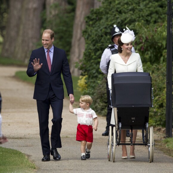 Le prince William, Catherine, duchesse de Cambridge, leur fils le prince George de Cambridge et leur fille la princesse Charlotte de Cambridge lors du baptême de la princesse en l'église Saint Mary Magdalene de Sandringham, le 5 juillet 2015