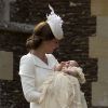 Kate Middleton, duchesse de Cambridge et sa fille la princesse Charlotte lors du baptême de la princesse en l'église Saint Mary Magdalene de Sandringham, le 5 juillet 2015