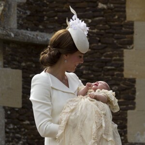 Kate Middleton, duchesse de Cambridge et sa fille la princesse Charlotte lors du baptême de la princesse en l'église Saint Mary Magdalene de Sandringham, le 5 juillet 2015