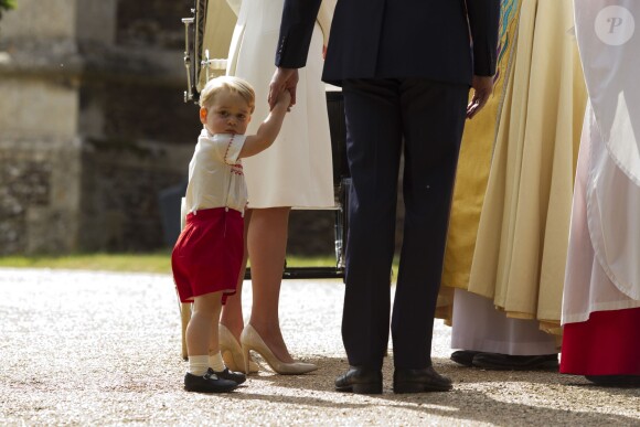 Le prince George de Cambridge lors du baptême de la sa soeur, la princesse Charlotte en l'église Saint Mary Magdalene de Sandringham, le 5 juillet 2015