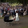 Le prince William, Kate Middleton, duchesse de Cambridge, leur fils le prince George de Cambridge et leur fille la princesse Charlotte de Cambridge lors du baptême de la princesse Charlotte en l'église Saint Mary Magdalene de Sandringham, le 5 juillet 2015