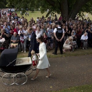 Le prince William, Kate Middleton, duchesse de Cambridge, leur fils le prince George de Cambridge et leur fille la princesse Charlotte de Cambridge lors du baptême de la princesse Charlotte en l'église Saint Mary Magdalene de Sandringham, le 5 juillet 2015