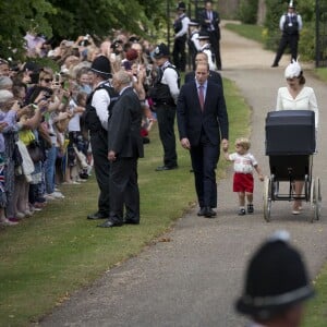 Le prince William, Catherine, duchesse de Cambridge, leur fils le prince George de Cambridge et leur fille la princesse Charlotte de Cambridge lors du baptême de la princesse Charlotte en l'église Saint Mary Magdalene de Sandringham, le 5 juillet 2015