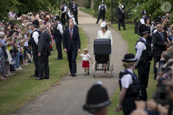 Le prince William, Catherine, duchesse de Cambridge, leur fils le prince George de Cambridge et leur fille la princesse Charlotte de Cambridge lors du baptême de la princesse Charlotte en l'église Saint Mary Magdalene de Sandringham, le 5 juillet 2015