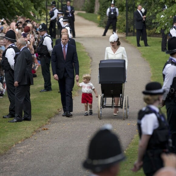 Le prince William, Catherine, duchesse de Cambridge, leur fils le prince George de Cambridge et leur fille la princesse Charlotte de Cambridge lors du baptême de la princesse Charlotte en l'église Saint Mary Magdalene de Sandringham, le 5 juillet 2015