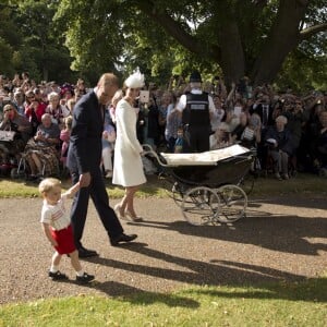 Le prince William, Catherine, duchesse de Cambridge, leur fils le prince George de Cambridge et leur fille la princesse Charlotte de Cambridge lors du baptême de la princesse Charlotte en l'église Saint Mary Magdalene de Sandringham, le 5 juillet 2015