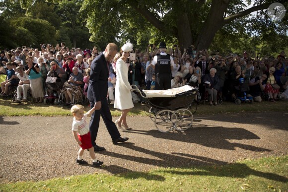Le prince William, Catherine, duchesse de Cambridge, leur fils le prince George de Cambridge et leur fille la princesse Charlotte de Cambridge lors du baptême de la princesse Charlotte en l'église Saint Mary Magdalene de Sandringham, le 5 juillet 2015