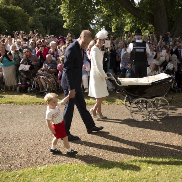 Le prince William, Catherine, duchesse de Cambridge, leur fils le prince George de Cambridge et leur fille la princesse Charlotte de Cambridge lors du baptême de la princesse Charlotte en l'église Saint Mary Magdalene de Sandringham, le 5 juillet 2015