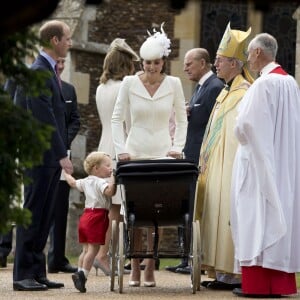 Le prince William, Catherine, duchesse de Cambridge, leur fils le prince George de Cambridge, leur fille la princesse Charlotte de Cambridge et Justin Welby, l'archevêque de Cantorbéry lors du baptême de la princesse Charlotte en l'église Saint Mary Magdalene de Sandringham, le 5 juillet 2015