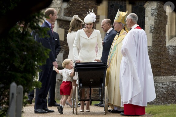 Le prince William, Catherine, duchesse de Cambridge, leur fils le prince George de Cambridge, leur fille la princesse Charlotte de Cambridge et Justin Welby, l'archevêque de Cantorbéry lors du baptême de la princesse Charlotte en l'église Saint Mary Magdalene de Sandringham, le 5 juillet 2015