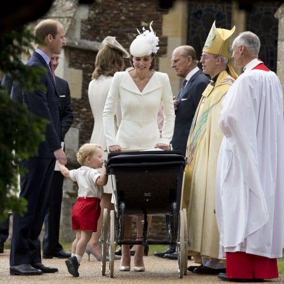 Le prince William, Catherine, duchesse de Cambridge, leur fils le prince George de Cambridge, leur fille la princesse Charlotte de Cambridge et Justin Welby, l'archevêque de Cantorbéry lors du baptême de la princesse Charlotte en l'église Saint Mary Magdalene de Sandringham, le 5 juillet 2015