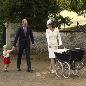 Le prince William, Catherine Kate Middleton, la duchesse de Cambridge, leur fils le prince George de Cambridge et leur fille la princesse Charlotte de Cambridge lors du baptême de la princesse Charlotte en l'église Saint Mary Magdalene de Sandringham, le 5 juillet 2015