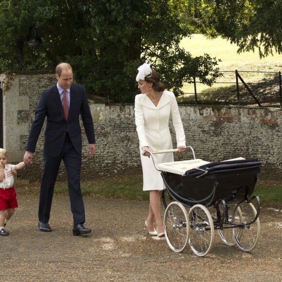 Le prince William, Catherine Kate Middleton, la duchesse de Cambridge, leur fils le prince George de Cambridge et leur fille la princesse Charlotte de Cambridge lors du baptême de la princesse Charlotte en l'église Saint Mary Magdalene de Sandringham, le 5 juillet 2015