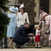 Le prince William, Catherine Kate Middleton, la duchesse de Cambridge, leur fils le prince George de Cambridge et leur fille la princesse Charlotte de Cambridge, la reine Elisabeth II lors du baptême de la princesse Charlotte en l'église Saint Mary Magdalene de Sandringham, le 5 juillet 2015
