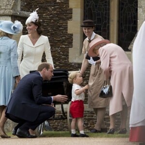 Le prince William, Catherine Kate Middleton, la duchesse de Cambridge, leur fils le prince George de Cambridge et leur fille la princesse Charlotte de Cambridge, la reine Elisabeth II lors du baptême de la princesse Charlotte en l'église Saint Mary Magdalene de Sandringham, le 5 juillet 2015