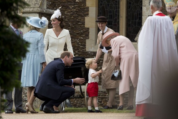 Le prince William, Catherine Kate Middleton, la duchesse de Cambridge, leur fils le prince George de Cambridge et leur fille la princesse Charlotte de Cambridge, la reine Elisabeth II lors du baptême de la princesse Charlotte en l'église Saint Mary Magdalene de Sandringham, le 5 juillet 2015