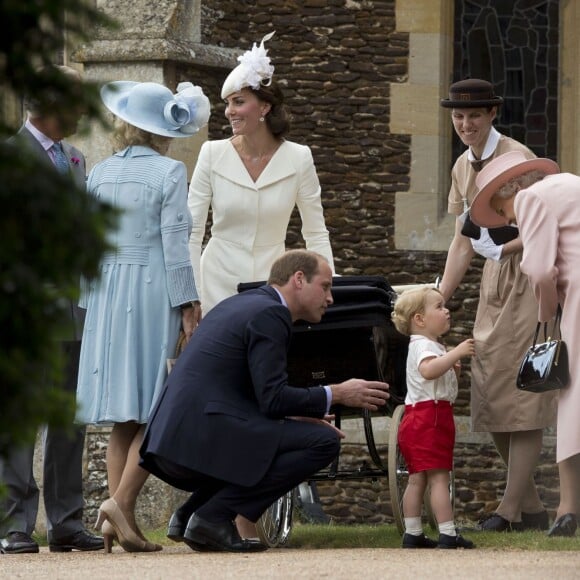 Le prince William, Catherine Kate Middleton, la duchesse de Cambridge, leur fils le prince George de Cambridge et leur fille la princesse Charlotte de Cambridge, la reine Elisabeth II lors du baptême de la princesse Charlotte en l'église Saint Mary Magdalene de Sandringham, le 5 juillet 2015