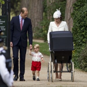 Le prince William, Kate Middleton, la duchesse de Cambridge, leur fils le prince George de Cambridge et leur fille la princesse Charlotte de Cambridge lors du baptême de la princesse Charlotte en l'église Saint Mary Magdalene de Sandringham, le 5 juillet 2015