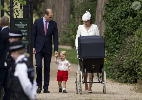 Le prince William, Kate Middleton, la duchesse de Cambridge, leur fils le prince George de Cambridge et leur fille la princesse Charlotte de Cambridge lors du baptême de la princesse Charlotte en l'église Saint Mary Magdalene de Sandringham, le 5 juillet 2015