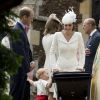 Le prince William, Catherine Kate Middleton, la duchesse de Cambridge, leur fils le prince George de Cambridge et leur fille la princesse Charlotte de Cambridge lors du baptême de la princesse Charlotte en l'église Saint Mary Magdalene de Sandringham, le 5 juillet 2015