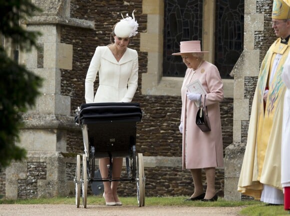 Catherine, duchesse de Cambridge et sa fille la princesse Charlotte de Cambridge, la reine Elisabeth II lors du baptême de la princesse Charlotte en l'église Saint Mary Magdalene de Sandringham, le 5 juillet 2015