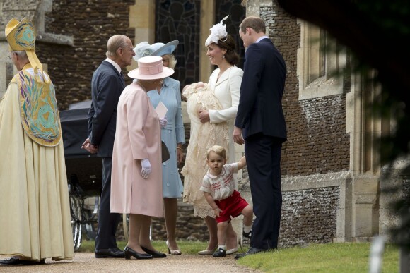 Le prince William, Kate Middleton, duchesse de Cambridge, leur fils le prince George de Cambridge, la princesse Charlotte de Cambridge, le prince Philip duc d'Edimbourg, la reine Elisabeth II et Camilla Parker Bowles, duchesse de Cornouailles lors du baptême de la princesse Charlotte en l'église Saint Mary Magdalene de Sandringham, le 5 juillet 2015