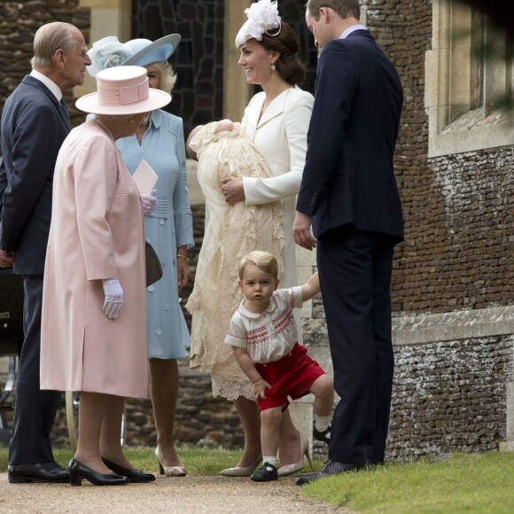 Le prince William, Kate Middleton, duchesse de Cambridge, leur fils le prince George de Cambridge, la princesse Charlotte de Cambridge, le prince Philip duc d'Edimbourg, la reine Elisabeth II et Camilla Parker Bowles, duchesse de Cornouailles lors du baptême de la princesse Charlotte en l'église Saint Mary Magdalene de Sandringham, le 5 juillet 2015