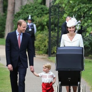 Le prince William, Catherine, duchesse de Cambridge, leur fils le prince George de Cambridge et leur fille la princesse Charlotte de Cambridge lors du baptême de la princesse Charlotte en l'église Saint Mary Magdalene de Sandringham, le 5 juillet 2015