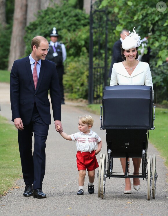 Le prince William, Catherine, duchesse de Cambridge, leur fils le prince George de Cambridge et leur fille la princesse Charlotte de Cambridge lors du baptême de la princesse Charlotte en l'église Saint Mary Magdalene de Sandringham, le 5 juillet 2015
