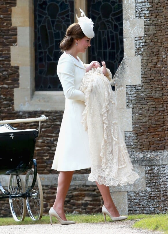 Kate Middleton, la duchesse de Cambridge et sa fille la princesse Charlotte de Cambridge lors du baptême de la princesse Charlotte en l'église Saint Mary Magdalene de Sandringham, le 5 juillet 2015