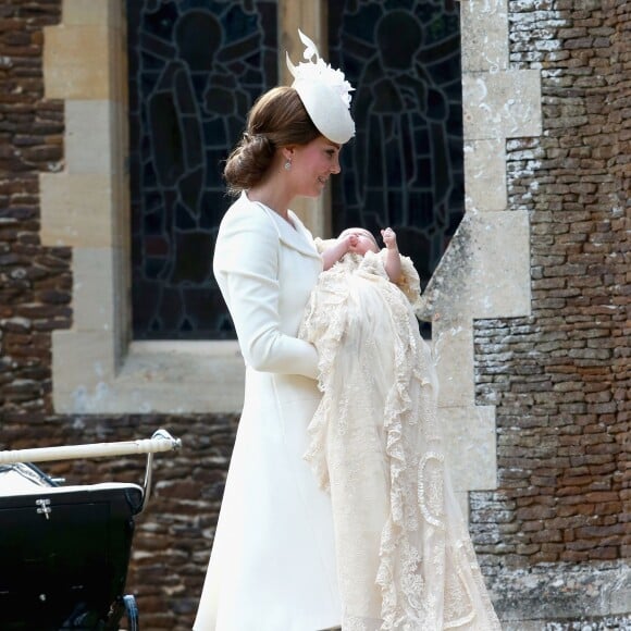 Kate Middleton, la duchesse de Cambridge et sa fille la princesse Charlotte de Cambridge lors du baptême de la princesse Charlotte en l'église Saint Mary Magdalene de Sandringham, le 5 juillet 2015