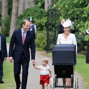 Le prince William, Catherine, la duchesse de Cambridge, leur fils le prince George de Cambridge et leur fille la princesse Charlotte de Cambridge lors du baptême de la princesse Charlotte en l'église Saint Mary Magdalene de Sandringham, le 5 juillet 2015