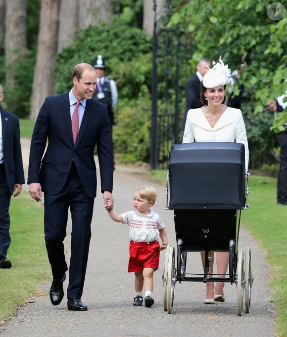 Le prince William, Catherine, la duchesse de Cambridge, leur fils le prince George de Cambridge et leur fille la princesse Charlotte de Cambridge lors du baptême de la princesse Charlotte en l'église Saint Mary Magdalene de Sandringham, le 5 juillet 2015