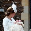 Catherine,duchesse de Cambridge et sa fille la princesse Charlotte de Cambridge lors du baptême de la princesse Charlotte en l'église Saint Mary Magdalene de Sandringham, le 5 juillet 2015