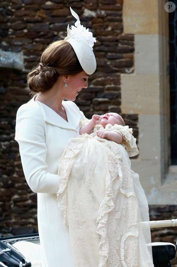 Catherine,duchesse de Cambridge et sa fille la princesse Charlotte de Cambridge lors du baptême de la princesse Charlotte en l'église Saint Mary Magdalene de Sandringham, le 5 juillet 2015
