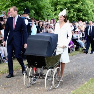 Le prince William, Kate Middleton, la duchesse de Cambridge, leur fils le prince George de Cambridge et leur fille la princesse Charlotte de Cambridge lors du baptême de la princesse Charlotte en l'église Saint Mary Magdalene de Sandringham, le 5 juillet 2015