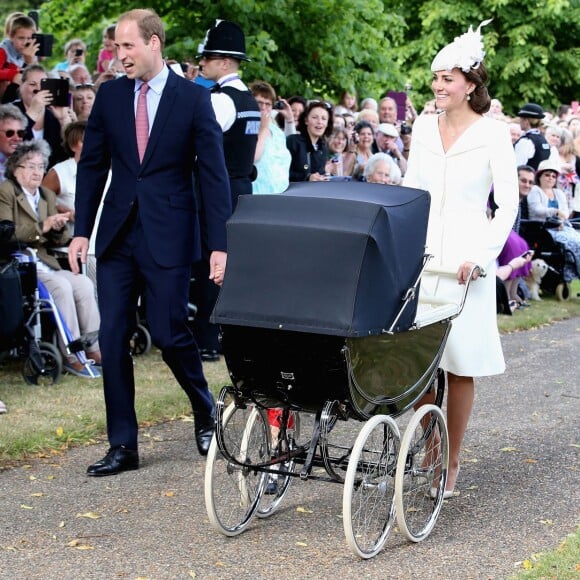 Le prince William, Kate Middleton, la duchesse de Cambridge, leur fils le prince George de Cambridge et leur fille la princesse Charlotte de Cambridge lors du baptême de la princesse Charlotte en l'église Saint Mary Magdalene de Sandringham, le 5 juillet 2015