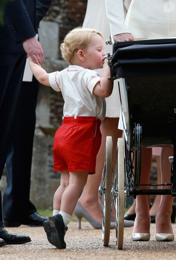 Le prince George de Cambridge lors du baptême de la princesse Charlotte en l'église Saint Mary Magdalene de Sandringham, le 5 juillet 2015