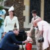 Le prince William, Kate Middleton, duchesse de Cambridge, leur fils le prince George de Cambridge, la princesse Charlotte de Cambridge, la reine Elisabeth II lors du baptême de la princesse Charlotte en l'église Saint Mary Magdalene de Sandringham, le 5 juillet 2015
