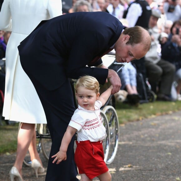 Le prince William, le prince George de Cambridge lors du baptême de la princesse Charlotte en l'église Saint Mary Magdalene de Sandringham, le 5 juillet 2015